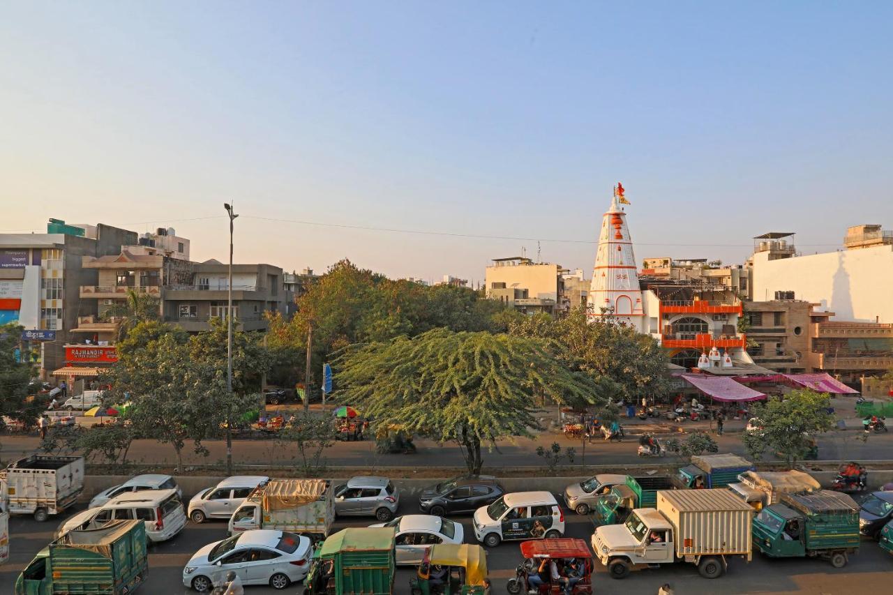Hotel Yellow Chilli Britannia Chowk- Couple Friendly Local Id Accepted New Delhi Exterior photo