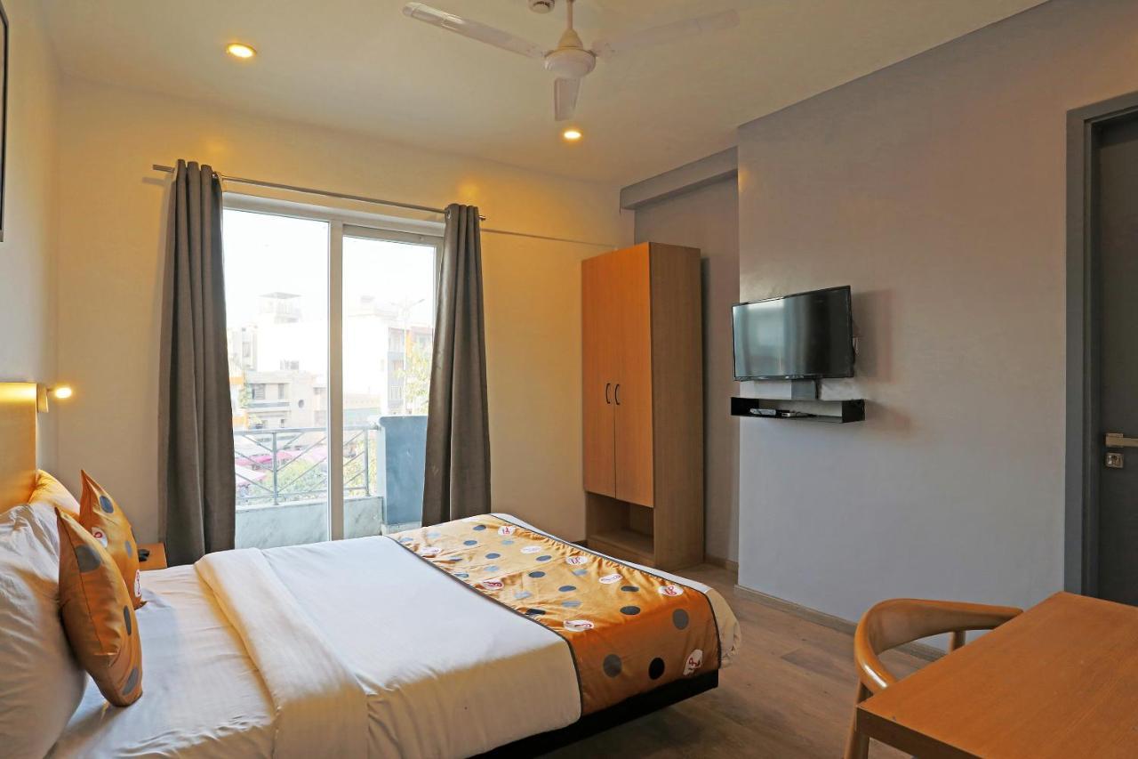 Hotel Yellow Chilli Britannia Chowk- Couple Friendly Local Id Accepted New Delhi Exterior photo