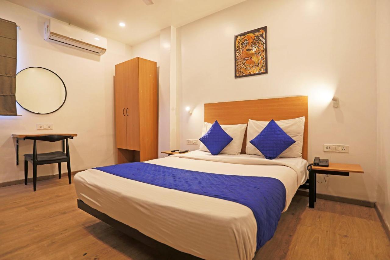 Hotel Yellow Chilli Britannia Chowk- Couple Friendly Local Id Accepted New Delhi Exterior photo